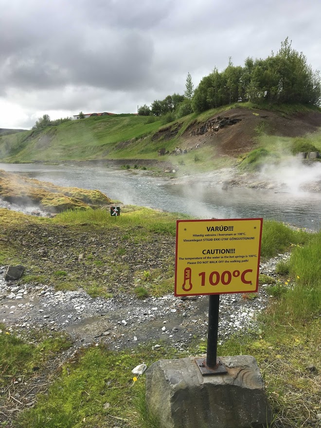 Lac d'eau chaude due à l'activité volcanique en Islande