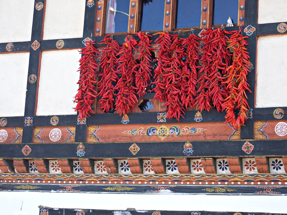 Drying peppers in Bhutan by Le Monde en un Regard