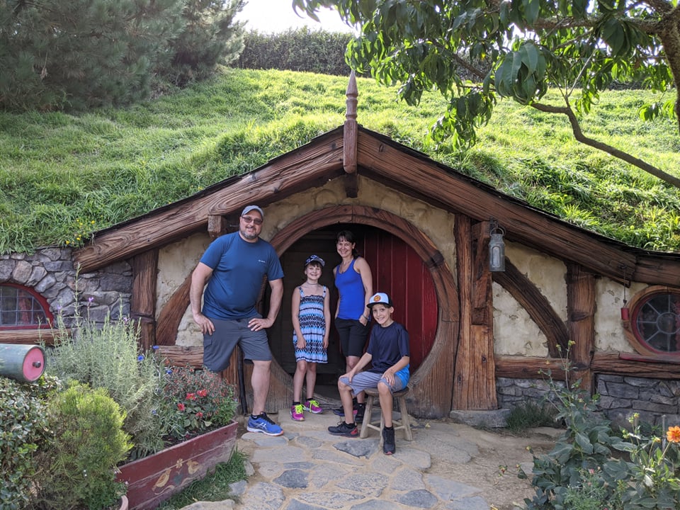 La famille Legault, visite la Nouvelle-Zélande entre de cours à la maison.
