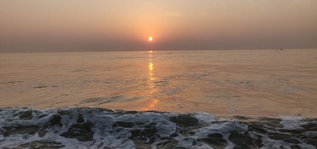 Coucher de soleil sur la plage de Marina à Chennai