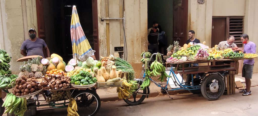 (Fruit sellers, Cuba, ©R-evolution)