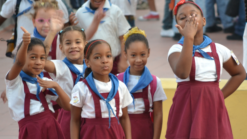 (Young Cuban students, Cuba, ©R-evolution) 