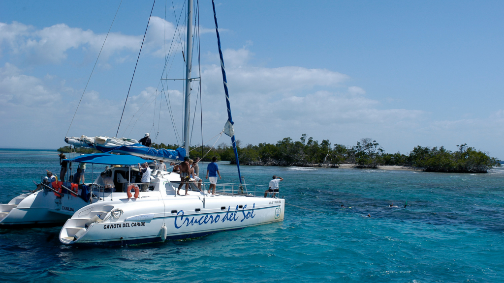 (Boat in the cuban waters, Cuba, ©R-evolution) 